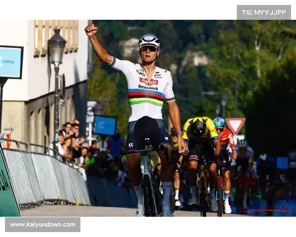 范德普尔父亲现身后勤车 与儿子战术耳机沟通画面首度曝光